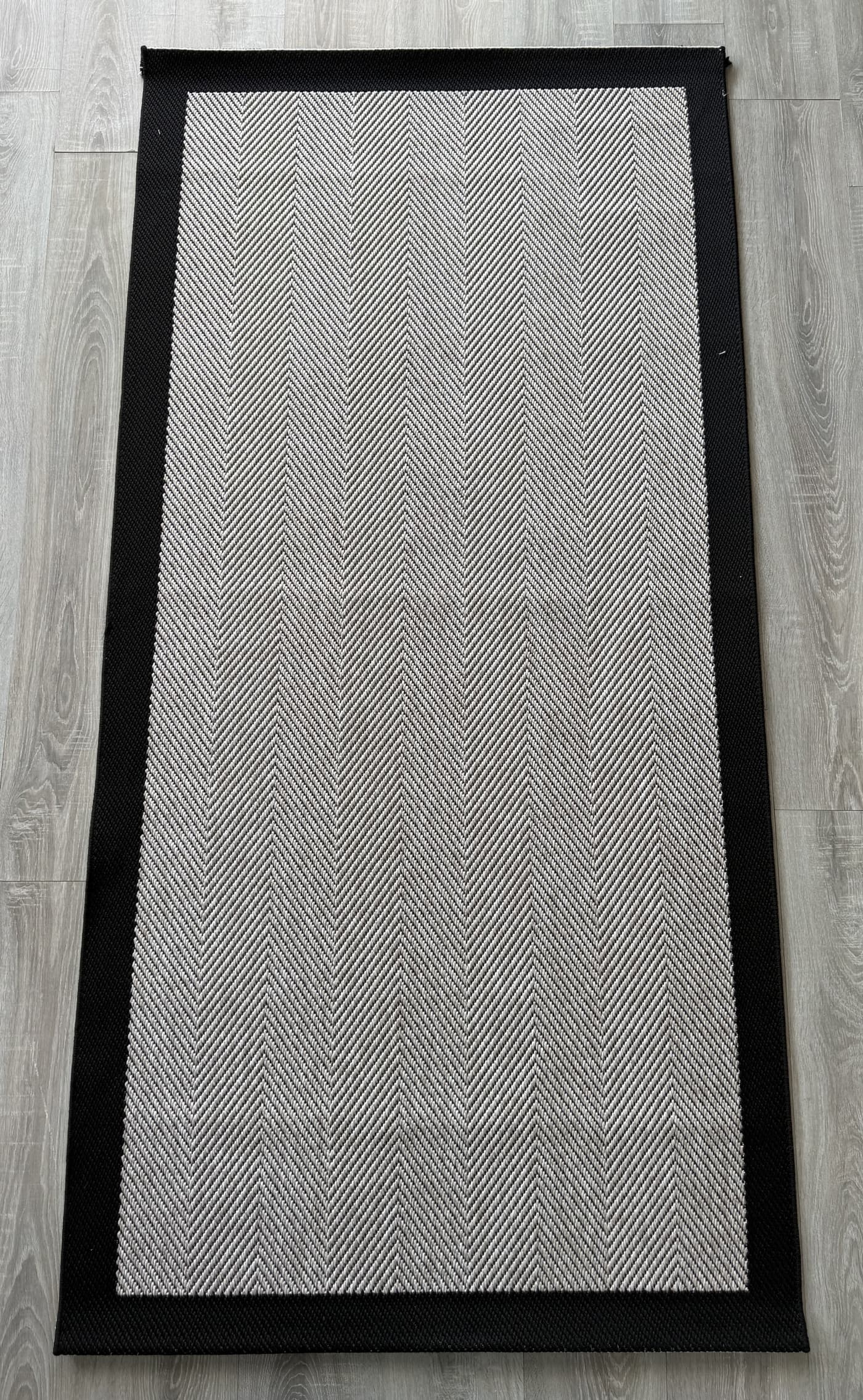 Sisal Gümüş Balıksırtı Siyah Bordürlü — Safir Halı Sisal koleksiyonu — gümüş–siyah dikdörtgen halı — Akrilik iplik — B05